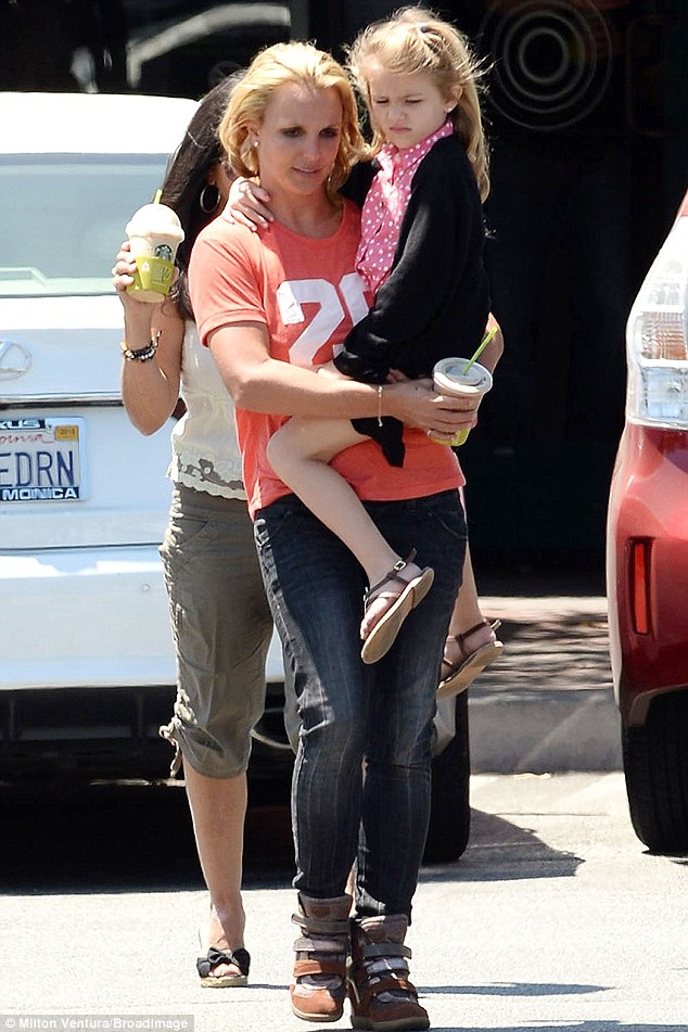 
	
	Britney cùng cháu gái.